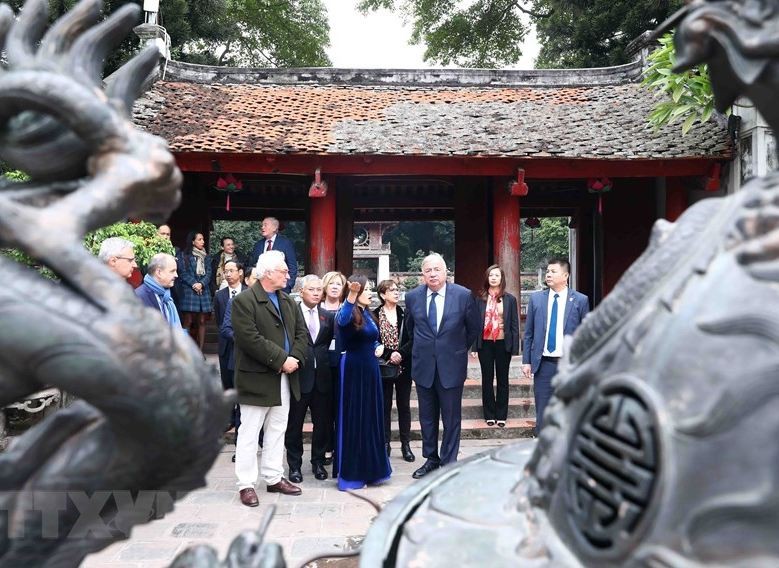 President of the French Senate Gérard Larcher and his entourage visit the Van Mieu Quoc Tu Giam (Temple of Literature). Photo: French embassy in Hanoi