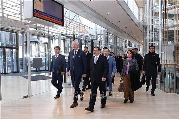Prime Minister Pham Minh Chinh visits the European Investment Bank in Luxembourg. (Photo: VNA)