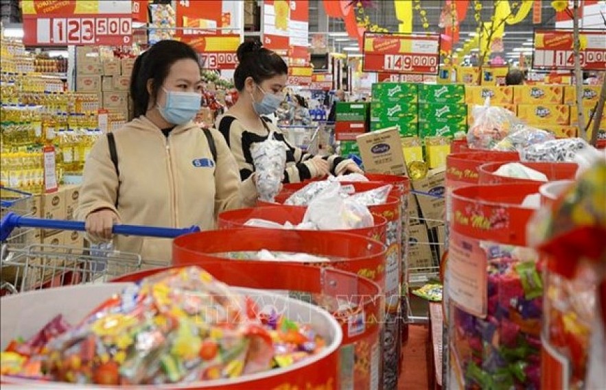 Consumers shop at a supermarket. Photo: VNA