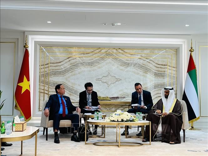 Vice Chairman of the Vietnamese National Assembly  Tran Quang Phuong (L) meets Hamad Ahmed Al Rahoumi, First Deputy Speaker of the Federal National Council. Photo: VNA