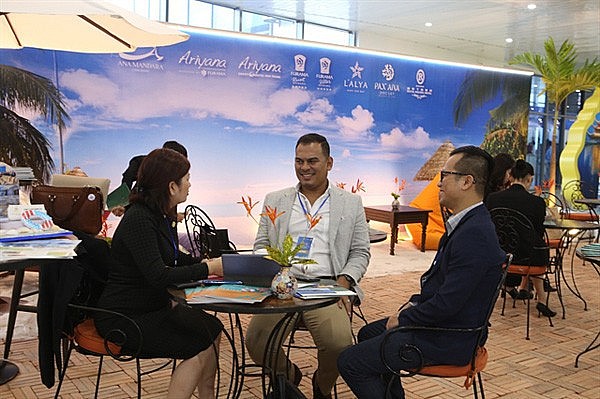 Buyers from domestic and international exchange tour service at the Vietnam International Travel Mart in Da Nang. More than 350 buyers gathered at the three-day event. Photo: Le Lam