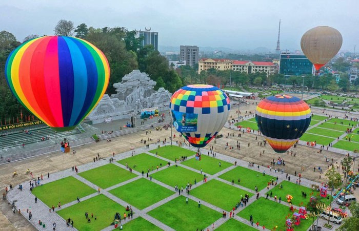 The northern mountainous province of Tuyen Quang kicked off the first international hot air balloon festival at Nguyen Tat Thanh Square on March 30.