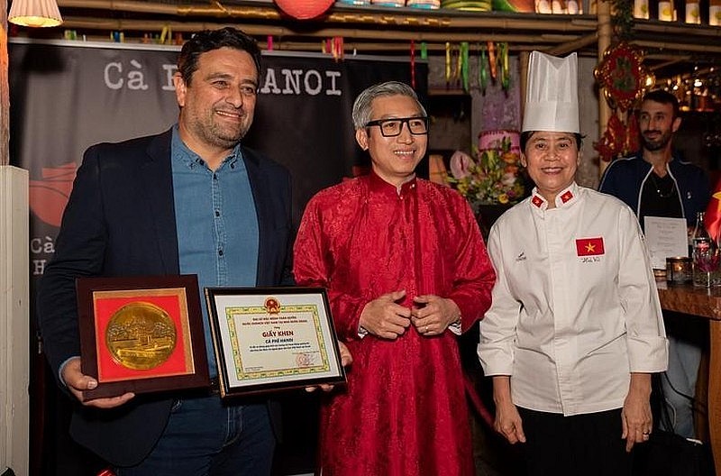 Chef Vu Thi Ha (first from right) and delegates at the event. Photo: VNA