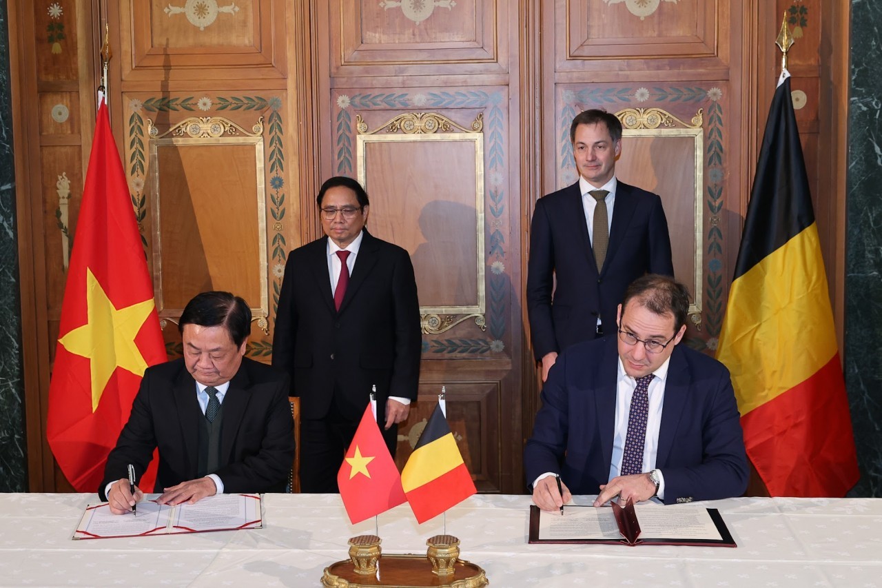 Prime Minister Pham Minh Chinh and his Belgian counterpart Alexander De Croo witness the signing of several cooperation agreements. Photo: VGP