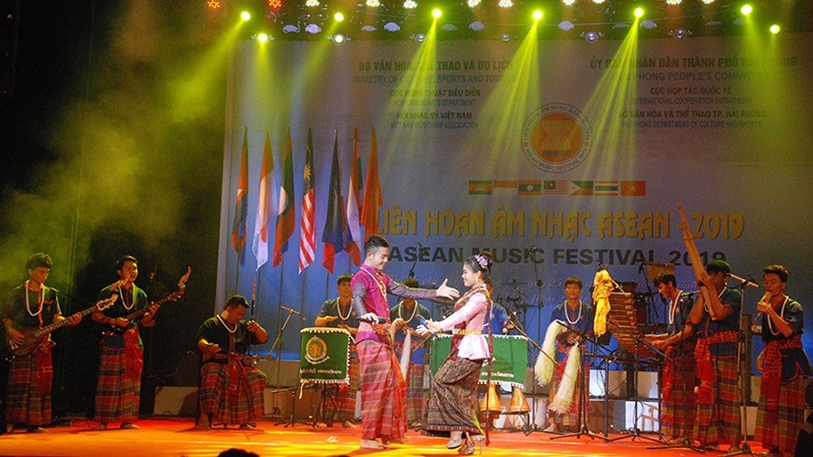 An art performance at the 2019 ASEAN Music Festival (