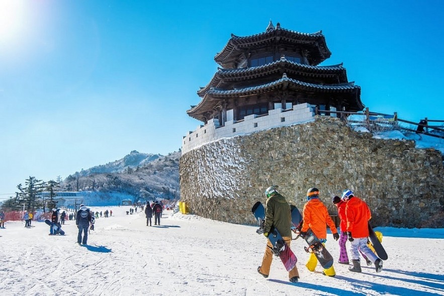 Skiing in the Republic of Korea attracts many Vietnamese tourists during New Year holiday. (Photo: Freepik)