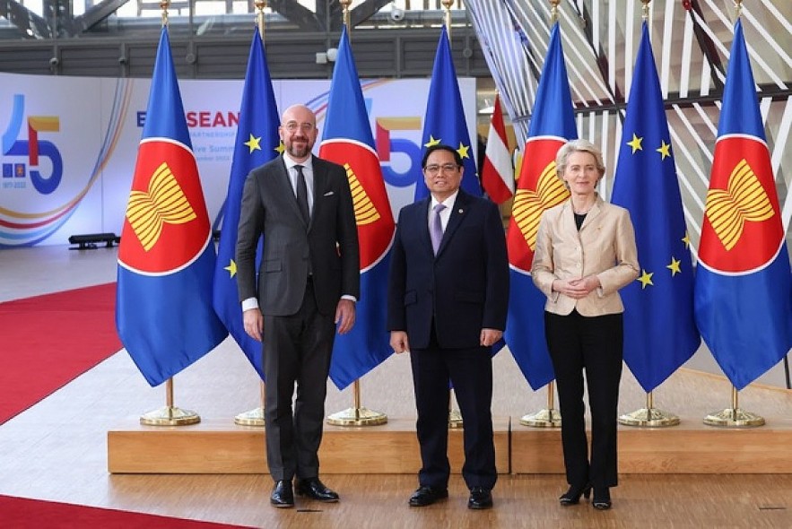 European Council President Charles Michel (first from left) and European Commission President Ursula Von der Leyen (first from right)) welcome Prime Minister Pham Minh Chinh to the ASEAN-EU commemorative summit. Photo: VGP