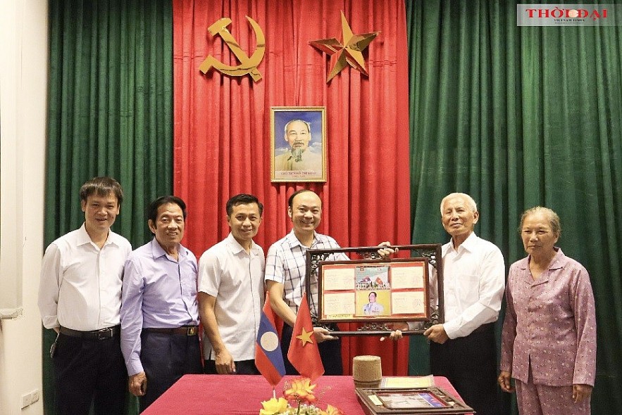 Le Reo (2nd from the right, from Trieu Son, Thanh Hoa) sent about 60 memorabilia to the Organizing Committee. Photo: Hanh Tran