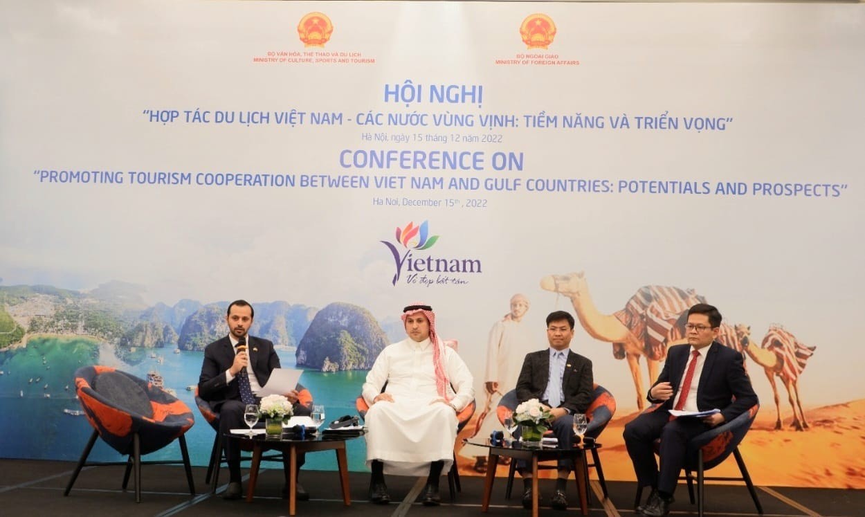 Abdulla Ali Alhameli - Charge d’Affaires a.i of the UAE Embassy in Vietnam (first from left) shares at the conference.