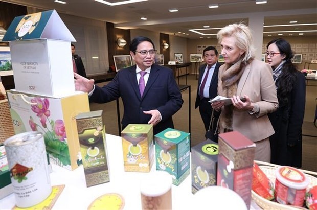Prime Minister Pham Minh Chinh introduces to Princess of Belgium Astrid Vietnam's typical products. Photo: VNA