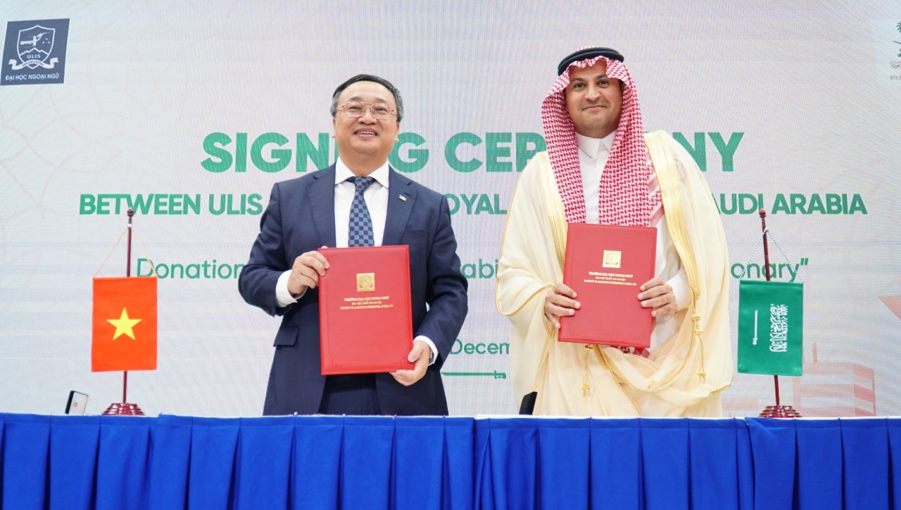 ULIS Rector Do Tuan Minh and Ambassador of Saudi Arabia signed the embassy's sponsorship to the project of making the first Arabic-Vietnamese dictionary in Vietnam. Photo: VNT