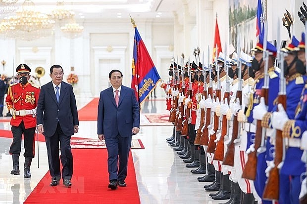 Cambodian PM Samdech Techo Hun Sen (lef) chaired an official welcome ceremony for his Vietnamese counterpart Pham Minh Chinh in Phnom Penh. Photo: VNA