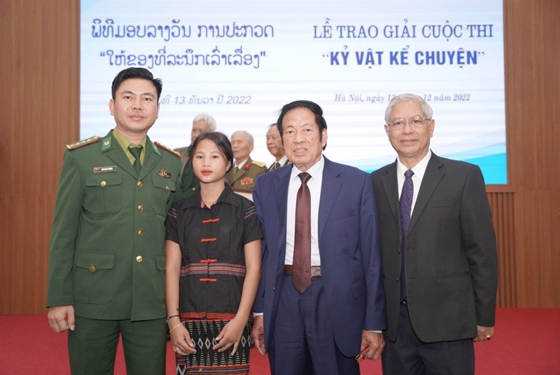 Laotian Schoolgirl Shares Her Admiration Of Vietnamese Border Guards