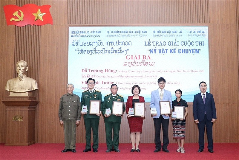 Laotian Schoolgirl Shares Her Admiration Of Vietnamese Border Guards