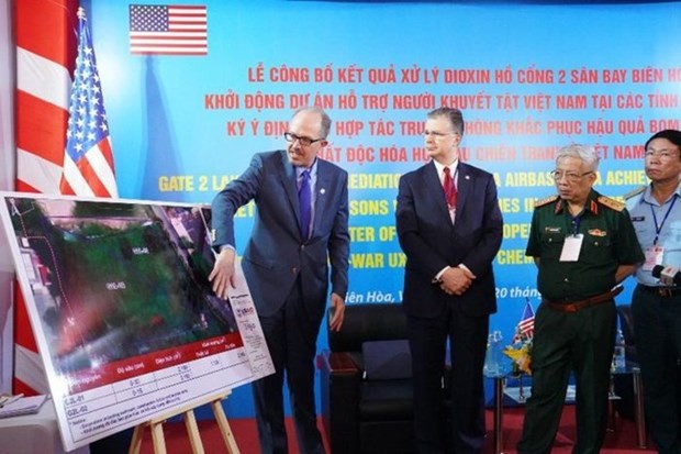 US Ambassador to Vietnam Daniel J. Kritenbrink and Vietnam's Vice Minister of National Defense Senior Lieutenant General Nguyen Chi Vinh hear a briefing on the progress of the Dioxin Remediation at Bien Hoa Airbase Area project in 2021. Photo: USAID Vietnam