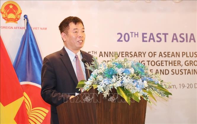 Acting head of SOM ASEAN Vietnam Ambassador Vu Ho delivers his speech. Photo: VNA