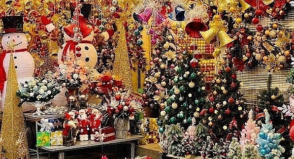 Christmas decor accessories for sale at a shop. Photo: VNA