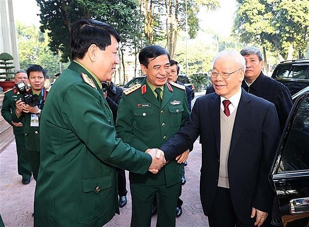 Party General Secretary Nguyen Phu Trong (R) shakes hands with officers from the Ministry of National Defence. Photo: VNA