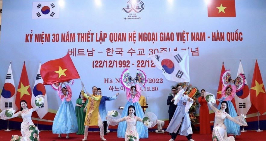 Dance performance to celebrate the 30th anniversary of the establishment of diplomatic relations between Vietnam and Korea at the ceremony. Photo: Thu Ha.