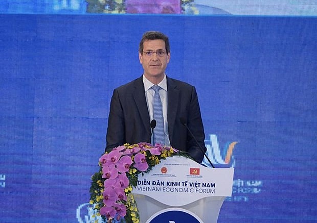 Country Director of the Asian Development Bank (ADB) in Vietnam Andrew Jeffries speaks at the forum. Photo: VnEconomy