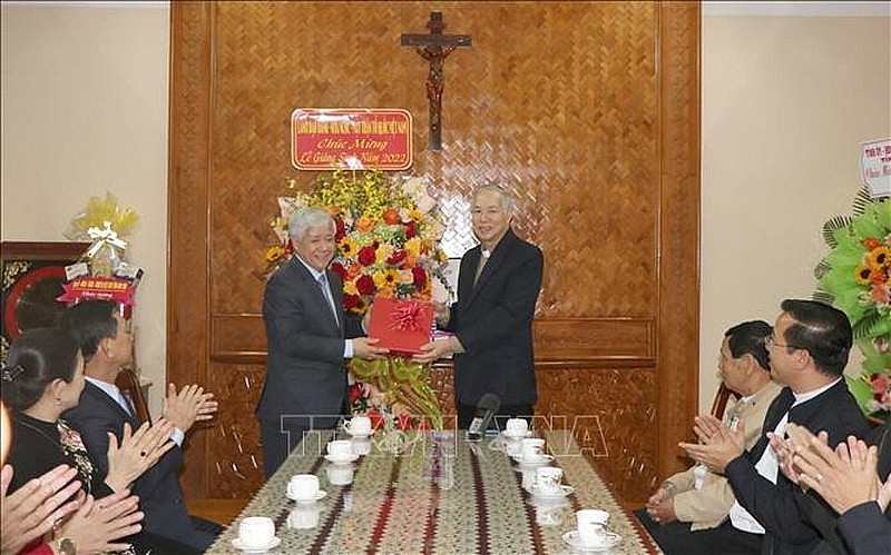 VFF President Do Van Chien visits the Episcopal Palace of Kon Tum Diocese to offer Christmas greetings to the Catholic community in the province on December 21. (Photo: VNA)