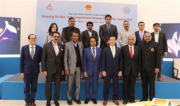 Vietnamese Ambassador to India Nguyen Thanh Hai (front, third from right) and other participants in the forum pose for a photo. (Photo: VNA)