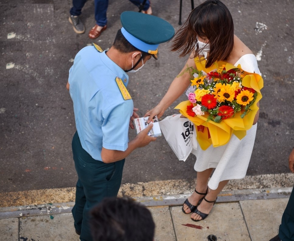 truong sa soldiers and people receive gifts for new year tet