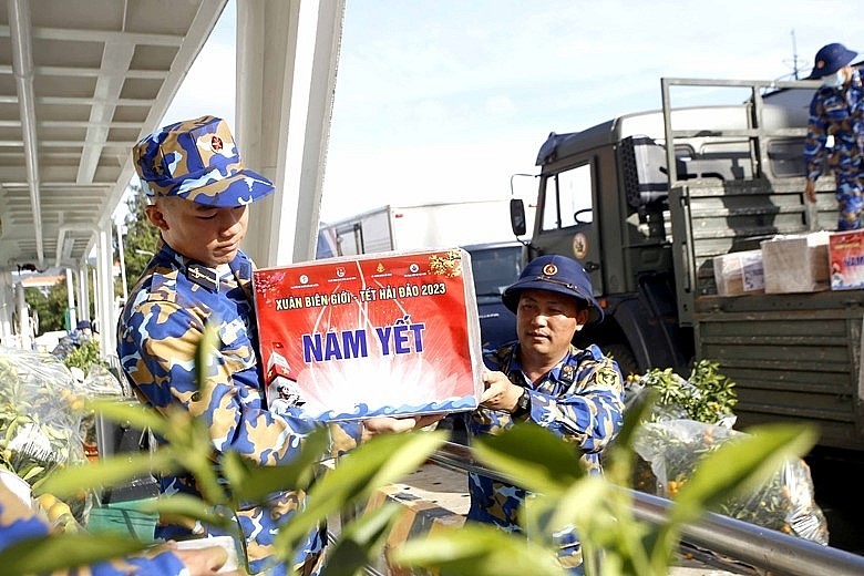 Tet gift transported to islands (Photo: CPV) 