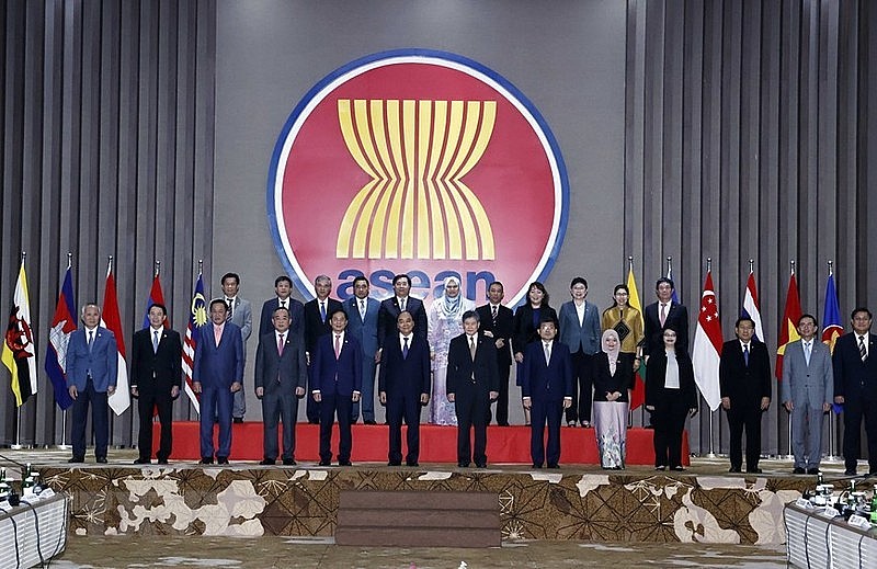 President Nguyen Xuan Phuc (sixth from left, first line) poses for a photo with ASEAN Secretary-General Lim Jock Hoi and Ambassadors and Chargé d’Affaires of member states at the ASEAN Secretariat headquarters. Photo: VNA