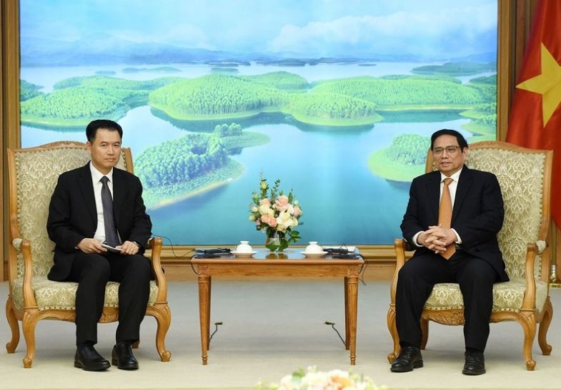 PM Pham Minh Chinh (R) and Lao Minister of Industry and Commerce Malaythong Kommasith at the meeting in Hanoi on December 23. Photo: NDO