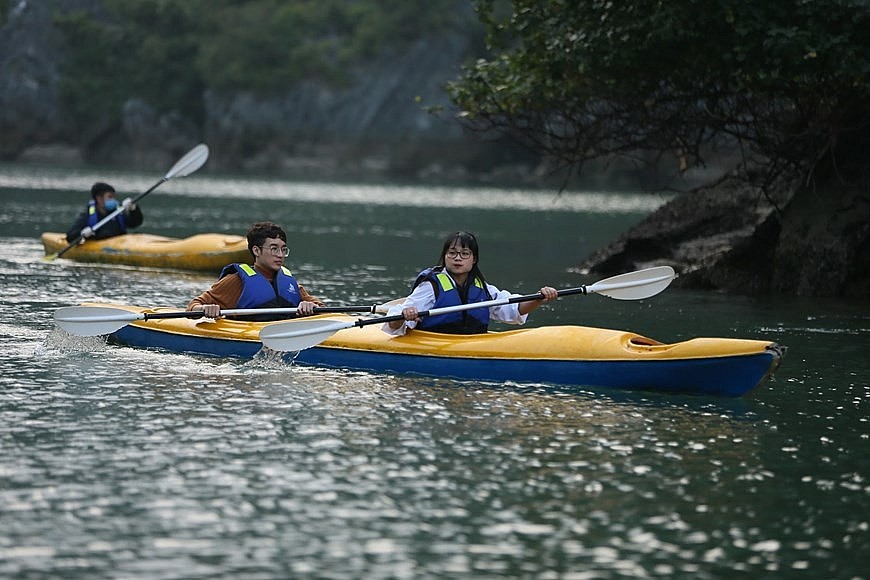 To fully enjoy the beauties of limestone islets as well as the landscapes of Lan Ha Bay, tourists should travel by kayak. 