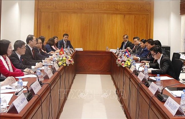 Vietnamese, Lao Young Parliamentarians Beef Up Cooperation