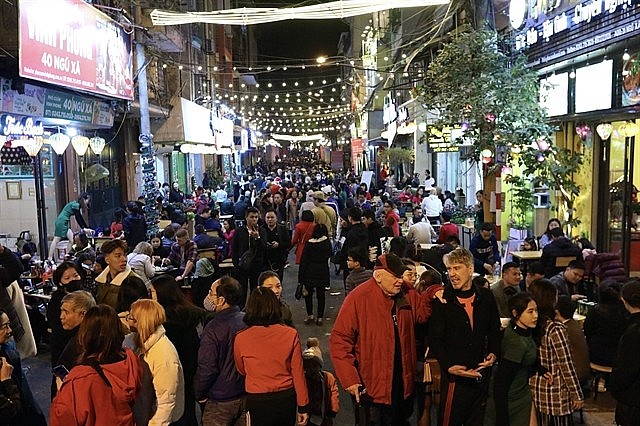 Local people and foreign tourists at the pedestrian zone. Photo: VNS