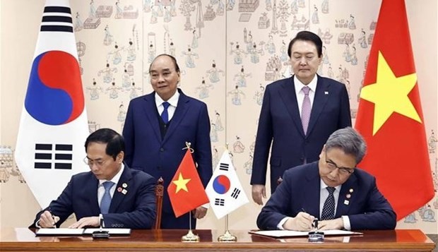 Presidents Nguyen Xuan Phuc (back, left) and Yoon Suk-yeol (back, right) witness the signing of an MoU on cooperation enhancement between the two foreign ministries. Photo: VNA