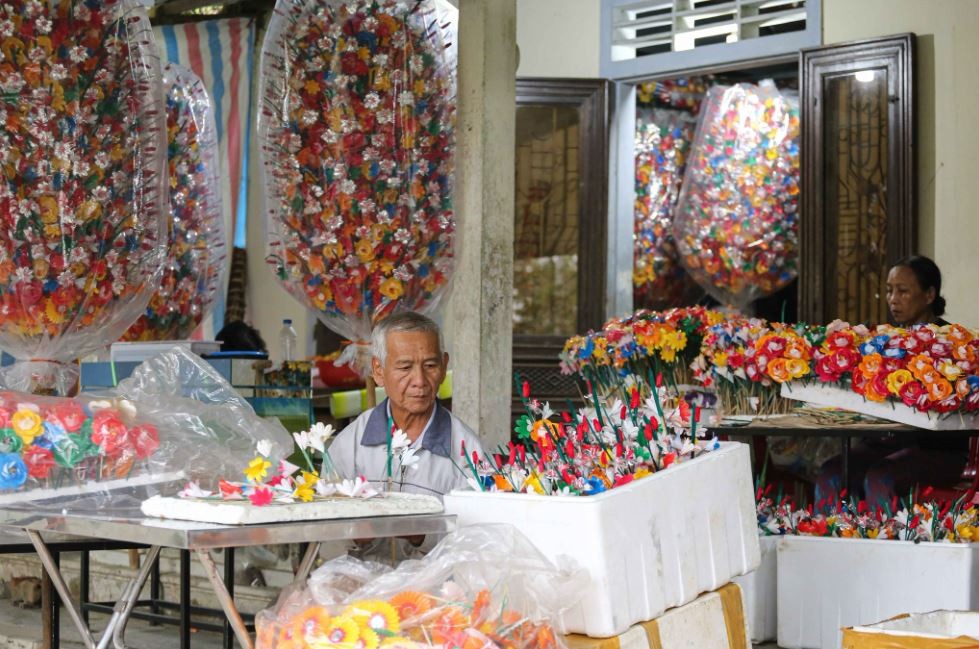 paper flower village in hue busy for tet