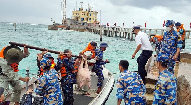 Bringing Early Tet Gifts to Truong Sa Archipelago's Da Nam Island