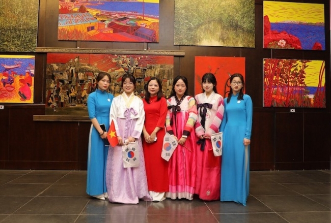 Vietnam - Korea Fine Arts Exhibition Opens in Hanoi