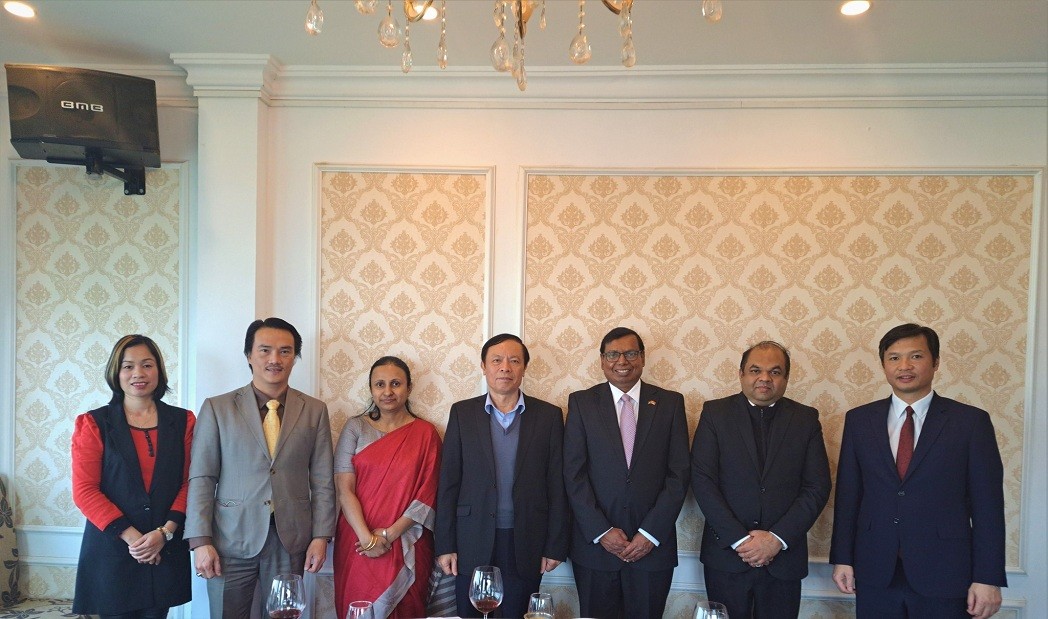 Sri Lankan Ambassador Prasanna Gamage meets with the leaders of the Viet Nam Union of Friendship Organizations and the Vietnam – Sri Lanka Friendship Association on December 21. Source: Embassy of Sri Lanka in Hanoi