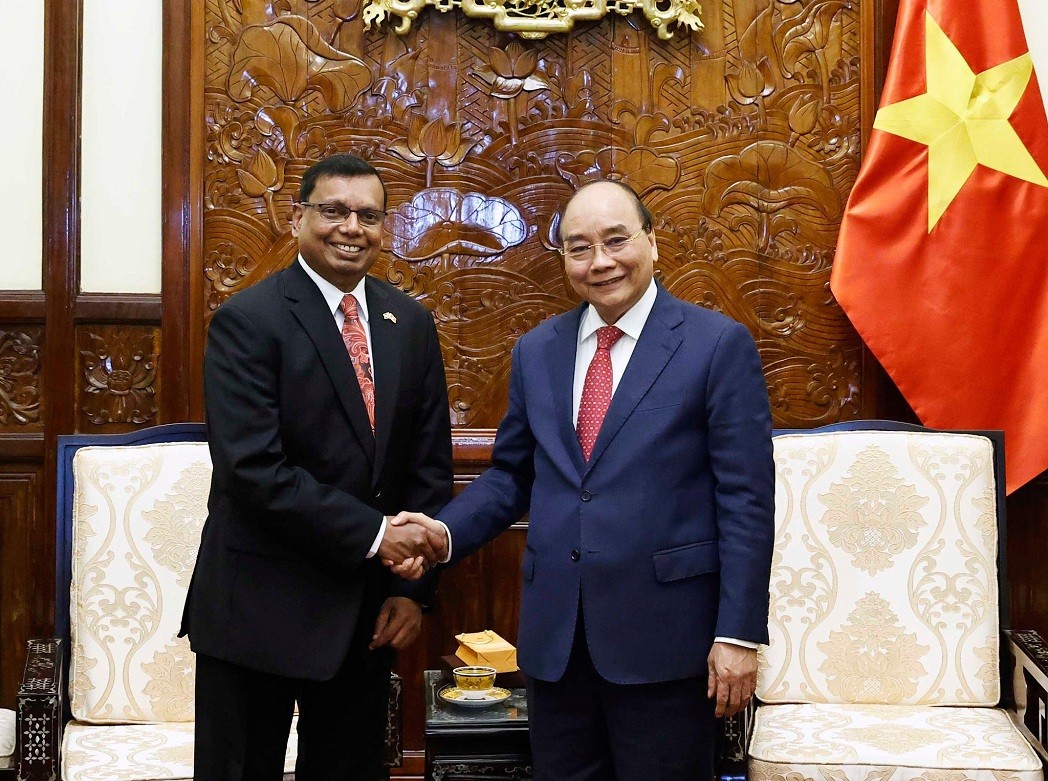 President Nguyen Xuan Phuc (R) shakes hands with Sri Lankan Ambassador Prasanna Gamage. Photo: VNA