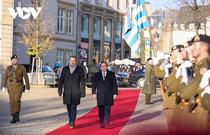 Luxembourg Xavier Bettel hosts a welcoming ceremony for PM Pham Minh Chinh.