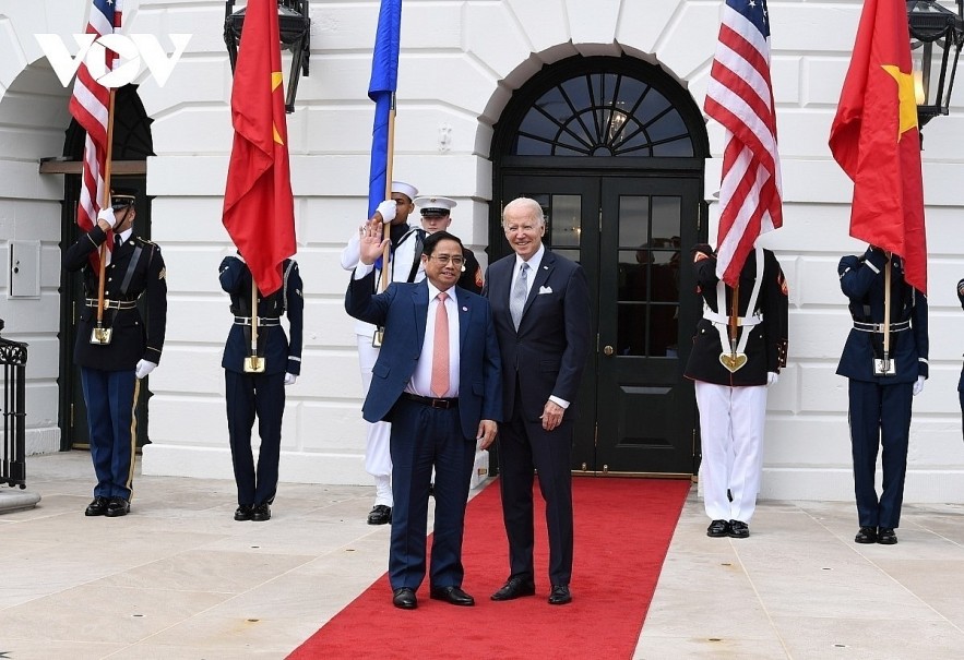 Prime Minister Pham Minh Chinh and US President Joe Biden pose for a photo in Washington DC.