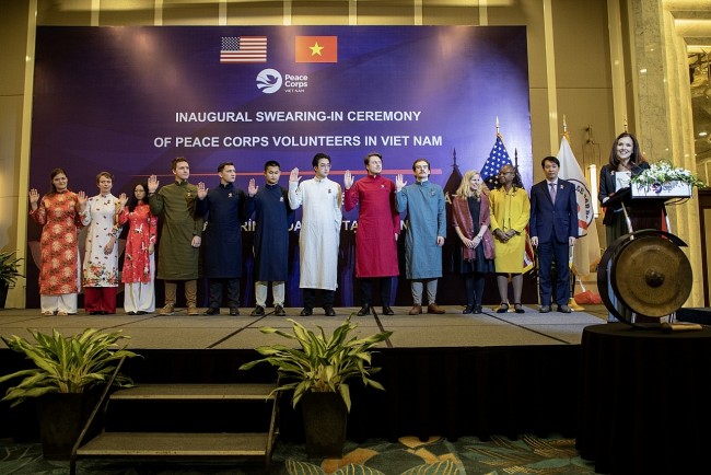 Peace Corps Volunteers Pledge Allegiance at Hanoi Swearing-In Ceremony