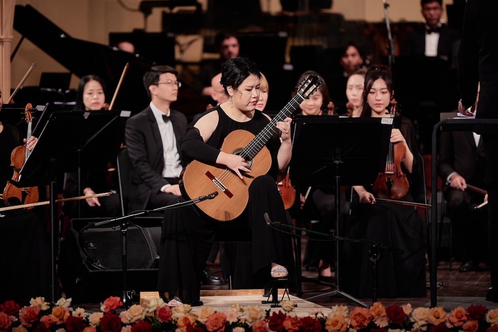 Guitarist Bokyung Byun played a splendid rendition of the Concierto de Aranjuez, and wowed our audience with two beautiful encores!