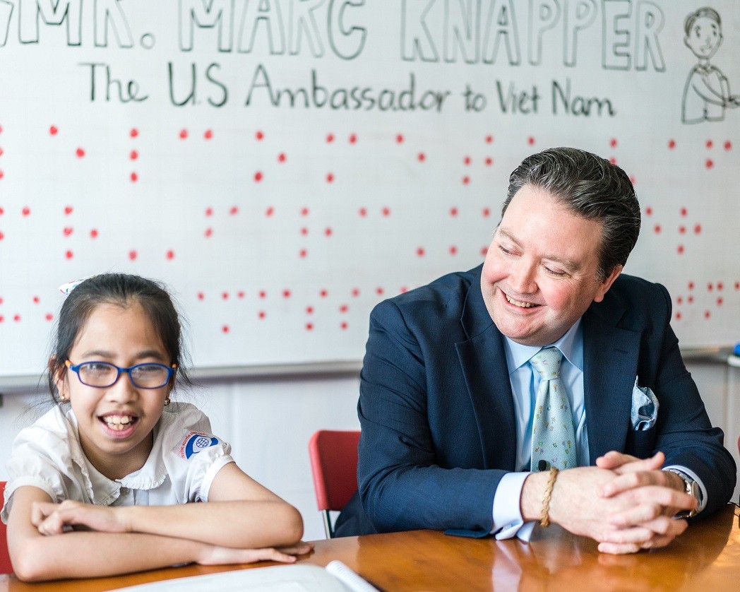 US Ambassador Marc Knapper chats with visually impaired students at a Vietnam and Friends English class. Source: US embassy in Vietnam