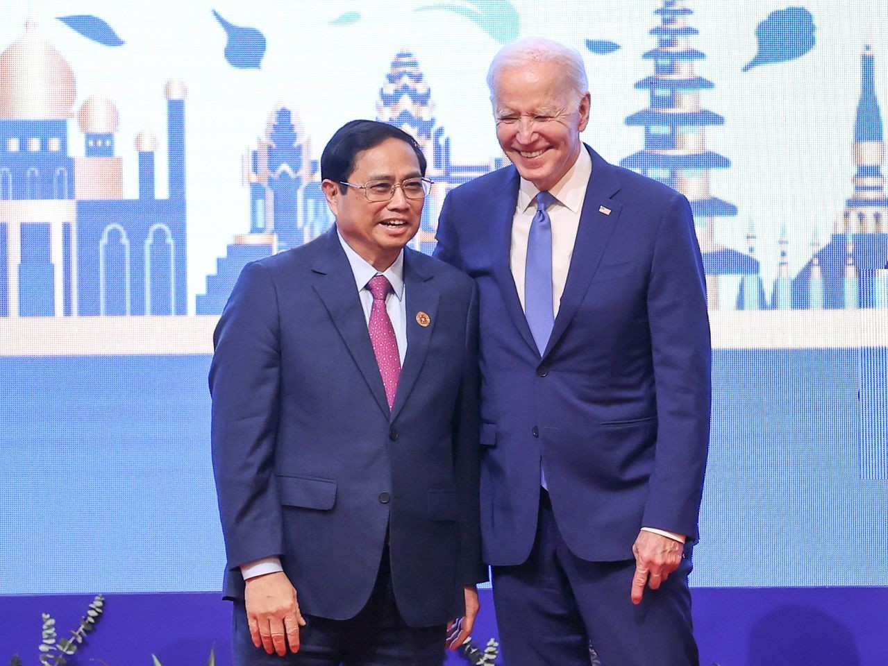 President Joe Biden met Prime Minister Pham Minh Chinh at the 10th annual U.S.-ASEAN Summit in Cambodia. During the Summit, POTUS and the ASEAN leaders elevated U.S.-ASEAN relations to a Comprehensive Strategic Partnership.  Photo credit: VGP/Nhật Bắc