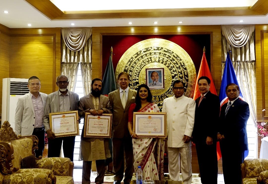 Three Bangladeshis awarded for promoting relations with Vietnam. Photo: baoquocte.vn