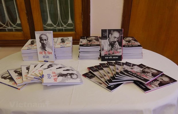 The books “Ho Chi Minh’s Biography” (L) and “How Ho Chi Minh wrote his testament” in Bengali. Photo: VNA