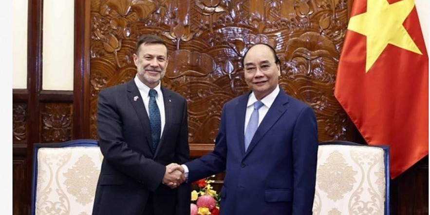 President Nguyen Xuan Phuc (R) welcomes Australian Ambassador Andrew John Lech Goledzinowski.