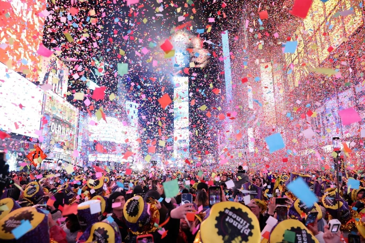 Confetti flies around the countdown clock during the first public New Year's event since the coronavirus pandemic at Times Square in New York City in the United States. [Andrew Kelly/Reuters]