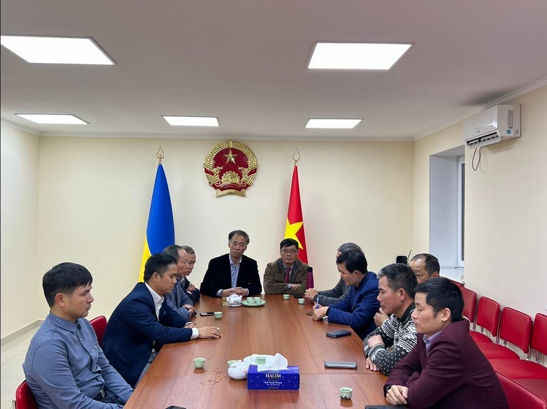 Ambassador Nguyen Hong Thach (wearing glasses) works with key community officials.